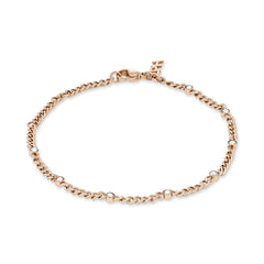 COPENHAGEN STUDIOS Armband - Glitzernd: Ein zartes Goldkettenarmband von Copenhagen Studios mit kleinen runden weißen Steinen, die gleichmäßig verteilt sind und für einen eleganten Look sorgen.