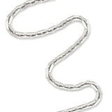 Die COPENHAGEN STUDIOS Halskette - Edgy Necklace von Copenhagen Studios, die in einer lockeren Kurve auf Weiß gezeigt wird, verströmt mit ihrer silbernen Kastenkette und ihrem mühelos edgy Look urbanen Stil.
