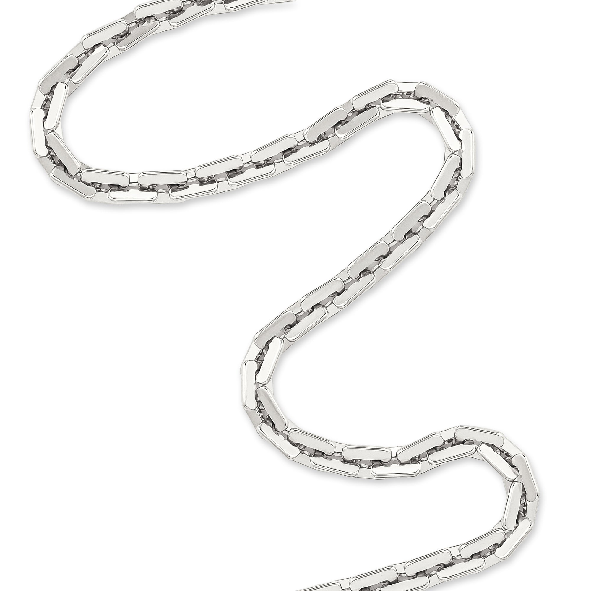 Die COPENHAGEN STUDIOS Halskette - Edgy Necklace von Copenhagen Studios, die in einer lockeren Kurve auf Weiß gezeigt wird, verströmt mit ihrer silbernen Kastenkette und ihrem mühelos edgy Look urbanen Stil.