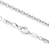 Nahaufnahme der COPENHAGEN STUDIOS Halskette - Edgy Necklace von Copenhagen Studios. Die glänzende Silberkette mit Karabinerverschluss auf weißem Hintergrund unterstreicht ihre moderne Ästhetik.