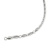 Eine Nahaufnahme der COPENHAGEN STUDIOS Halskette - Edgy Necklace von Copenhagen Studios mit einer geometrischen Silberkette und Karabinerverschluss für eine urbane Ästhetik.