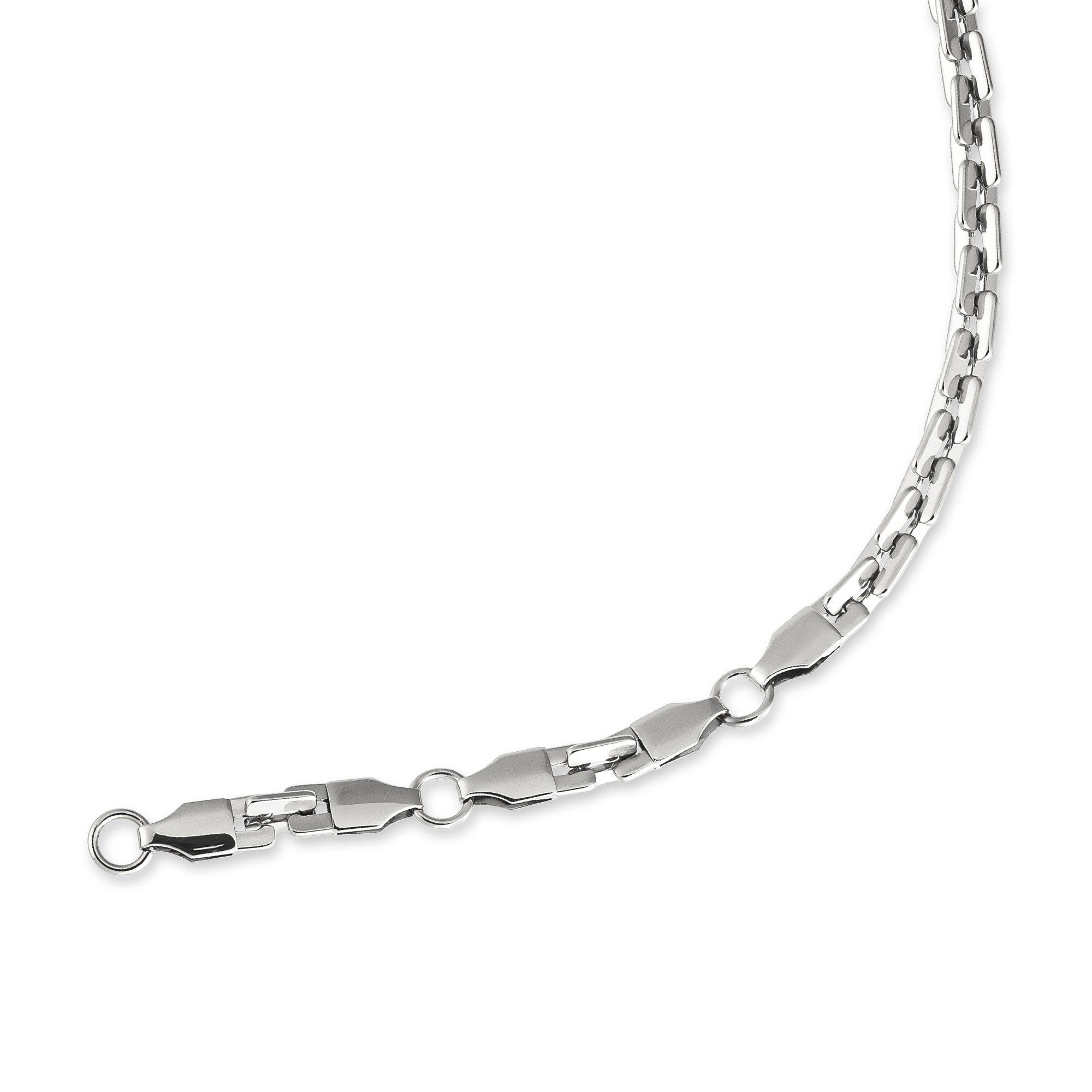 Eine Nahaufnahme der COPENHAGEN STUDIOS Halskette - Edgy Necklace von Copenhagen Studios mit einer geometrischen Silberkette und Karabinerverschluss für eine urbane Ästhetik.