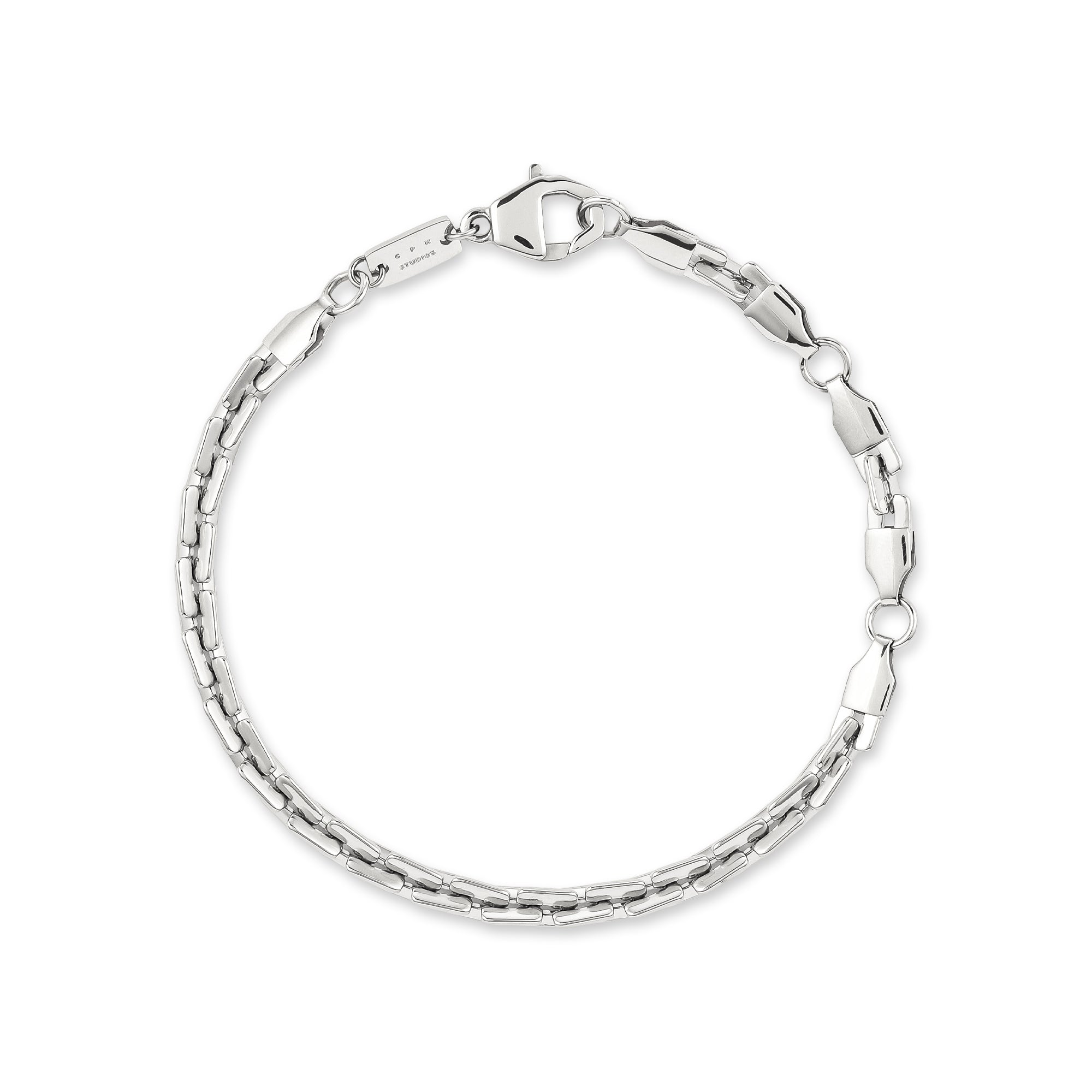 Das COPENHAGEN STUDIOS Armband - Edgy Bracelet von Copenhagen Studios besteht aus einer dünnen Silberkette mit geometrischen Gliedern und einem Karabinerverschluss auf weißem Hintergrund.