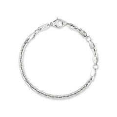 Das COPENHAGEN STUDIOS Armband - Edgy Bracelet von Copenhagen Studios besteht aus einer dünnen Silberkette mit geometrischen Gliedern und einem Karabinerverschluss auf weißem Hintergrund.