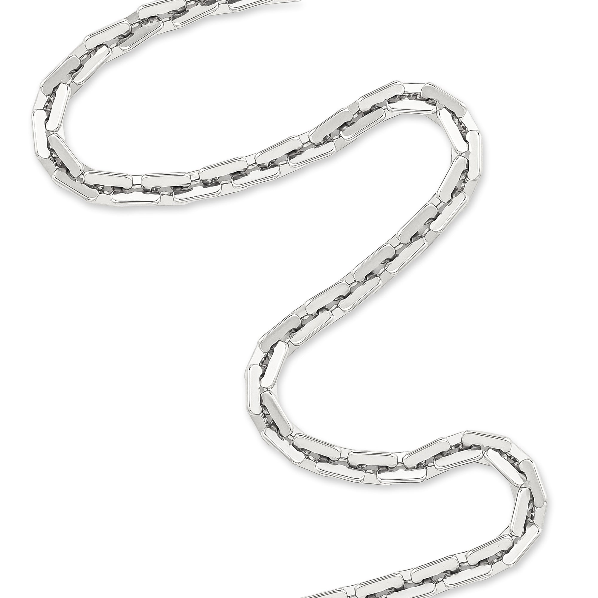 Eine silberne Box-Kette von Copenhagen Studios, die locker auf weißem Grund angeordnet ist, spiegelt den minimalistischen und doch kantigen Stil des Edgy Armbands wider, das offiziell COPENHAGEN STUDIOS Armband - Edgy Bracelet heißt.