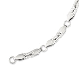 Eine Nahaufnahme einer Silberkette mit geometrischen, kantigen Gliedern auf weißem Grund, inspiriert vom COPENHAGEN STUDIOS Armband - Edgy Bracelet von Copenhagen Studios.