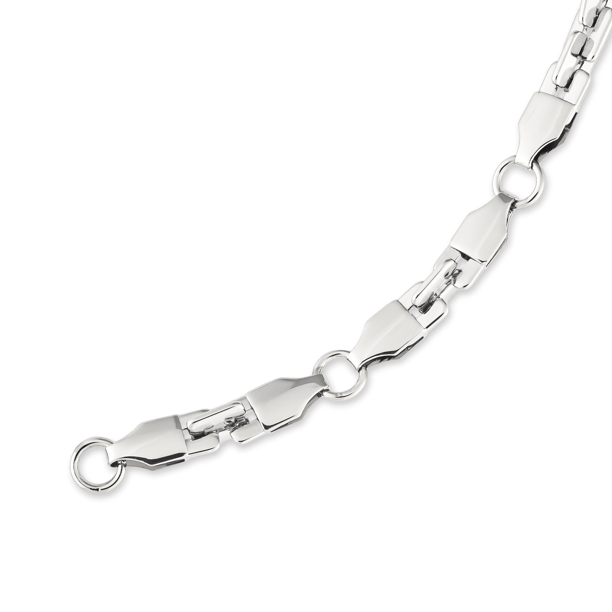 Eine Nahaufnahme einer Silberkette mit geometrischen, kantigen Gliedern auf weißem Grund, inspiriert vom COPENHAGEN STUDIOS Armband - Edgy Bracelet von Copenhagen Studios.