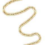 Die COPENHAGEN STUDIOS Halskette - Edgy Necklace von Copenhagen Studios besteht aus rechteckigen, S-förmig geschwungenen Goldgliedern, die die urbane Ästhetik vor weißem Hintergrund unterstreichen.