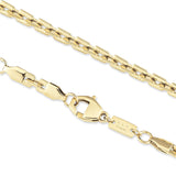 Nahaufnahme der COPENHAGEN STUDIOS Halskette - Edgy Necklace von Copenhagen Studios. Die goldene Kette mit Karabinerverschluss auf weißem Grund unterstreicht das moderne und urbane Design.