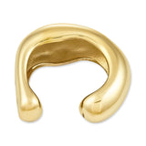 Der COPENHAGEN STUDIOS Ear Cuff - Organics von Copenhagen Studios zeichnet sich durch ein dickes, geschwungenes, offenes Golddesign mit modernem, skulpturalem Minimalismus auf weißem Hintergrund aus.