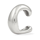 Eine Ohrmanschette von Copenhagen Studios: "Organics" - inspiriert von organischen Formen, in Silber, perfekt für Fans minimalistischen Designs.