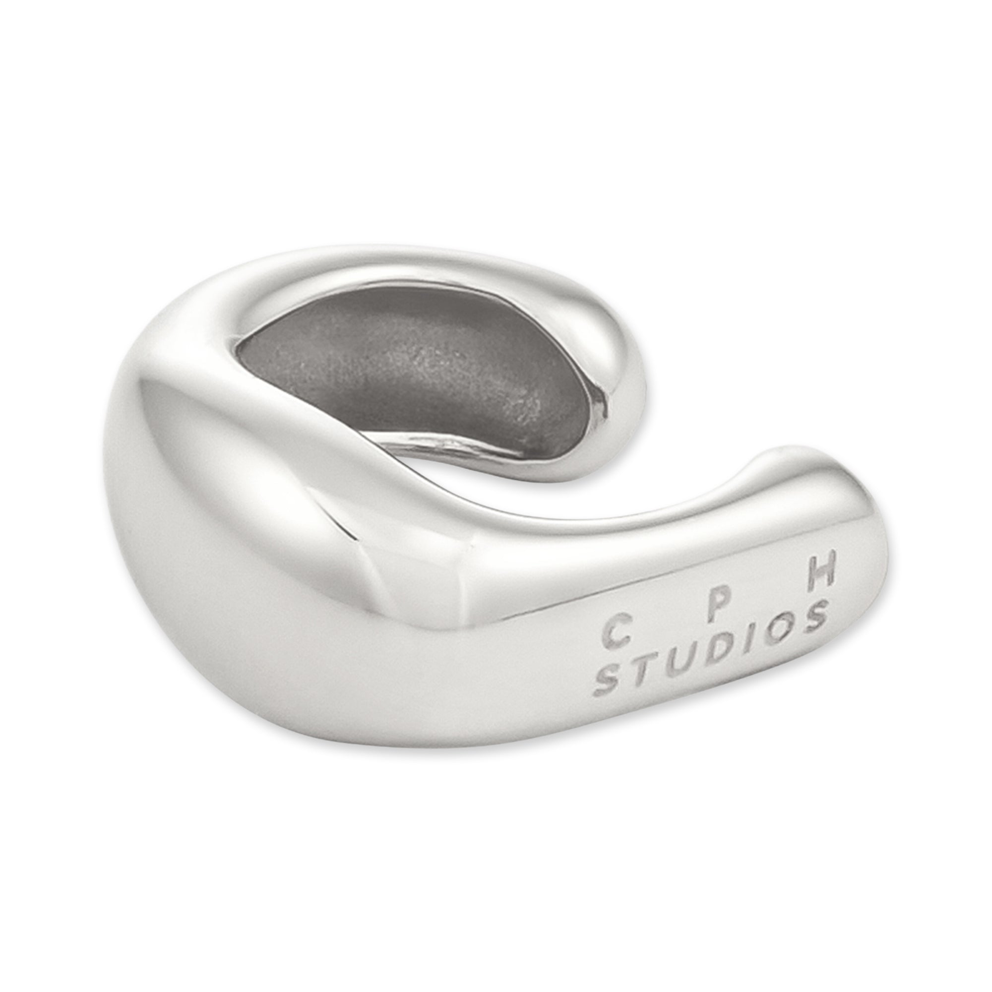 Der COPENHAGEN STUDIOS Ear Cuff - Organics von Copenhagen Studios ist ein silbern glänzender Ohrring mit einer organisch anmutenden Form und der Gravur "CPH STUDIOS" auf der Außenseite.