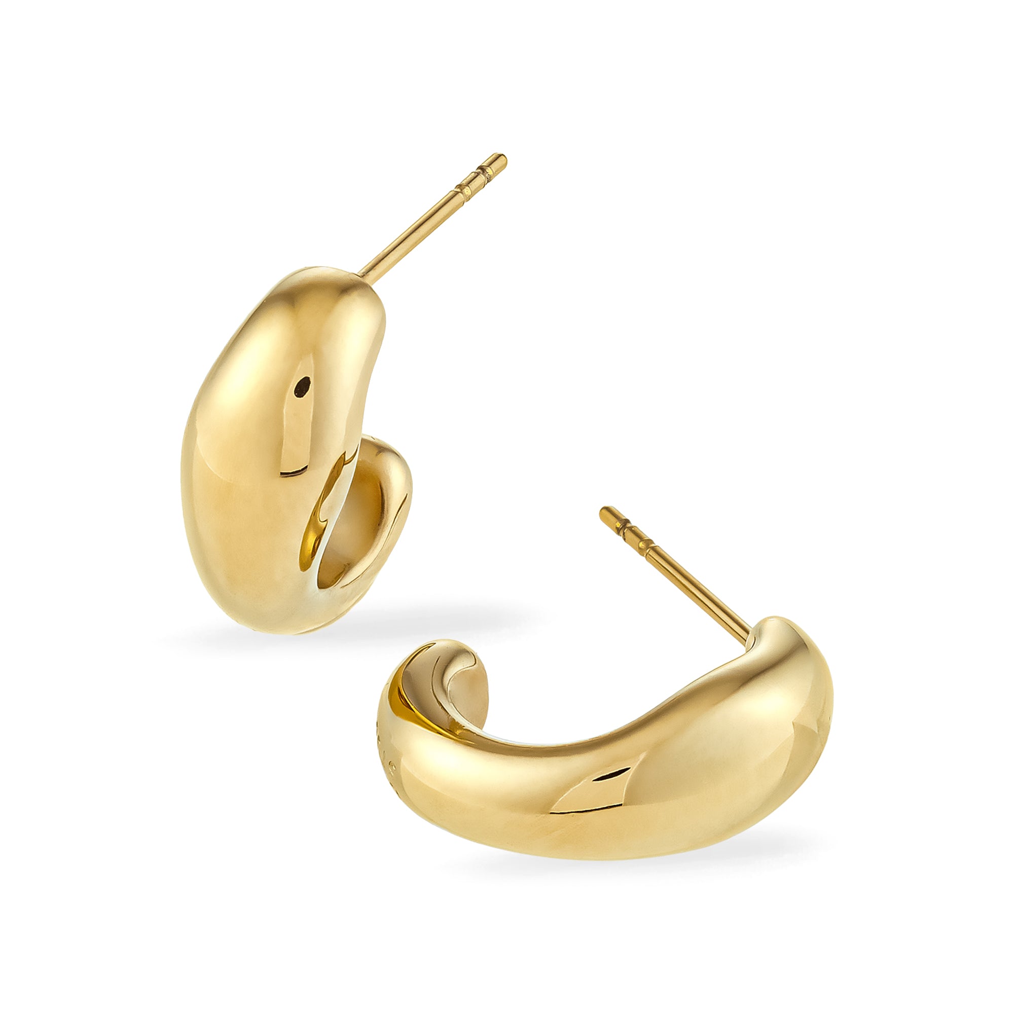 Der COPENHAGEN STUDIOS Ohrstecker - Organics von Copenhagen Studios zeichnet sich durch poliertes Gold und klobige, geschwungene Formen aus, die vor einem weißen Hintergrund wunderschön glänzen.