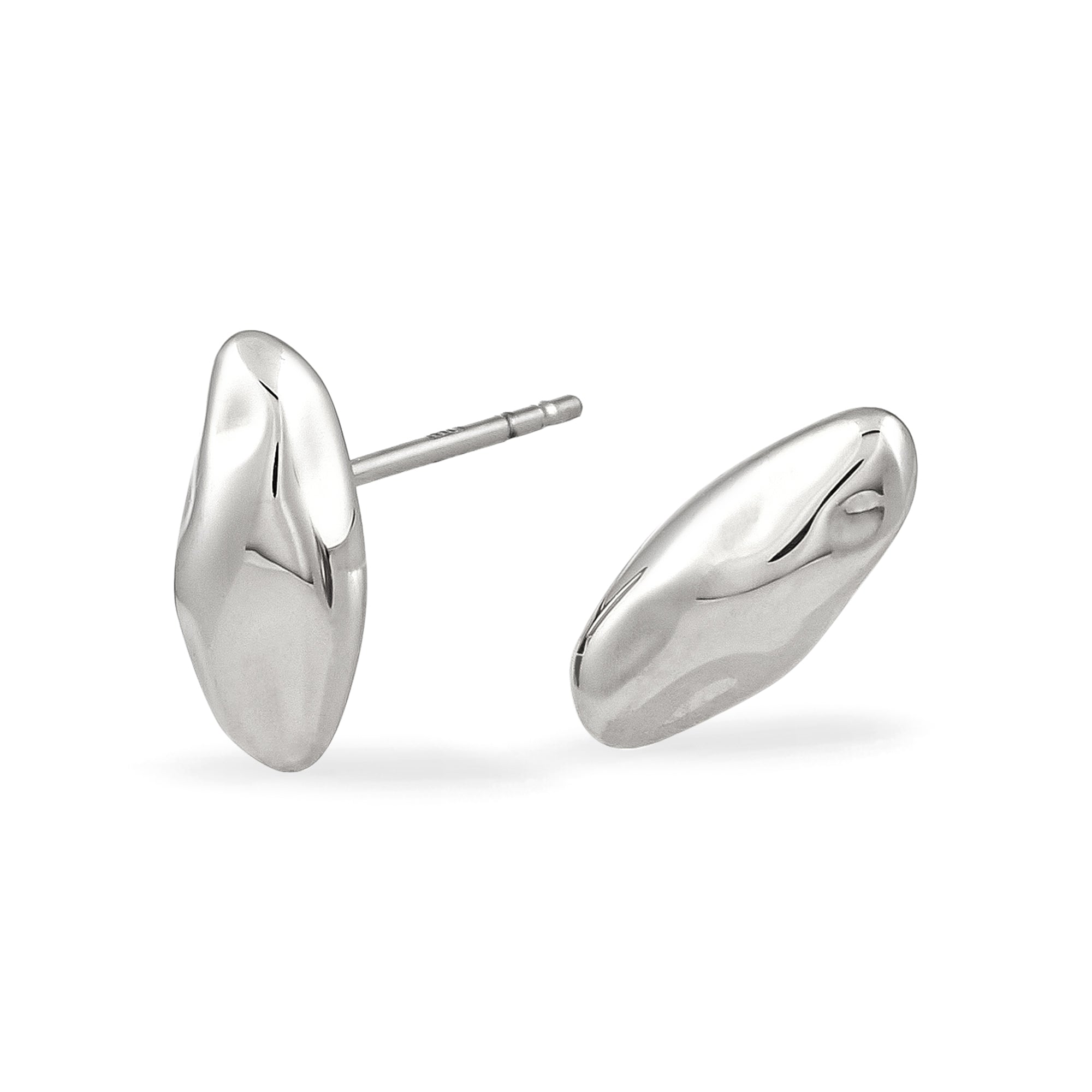COPENHAGEN STUDIOS Ohrstecker - Organics by Copenhagen Studios: asymmetrische, polierte Mini-Ohrstecker aus Silber mit glatten, organischen Formen, die von der Marke inspiriert sind und auf einem weißen Hintergrund stehen.