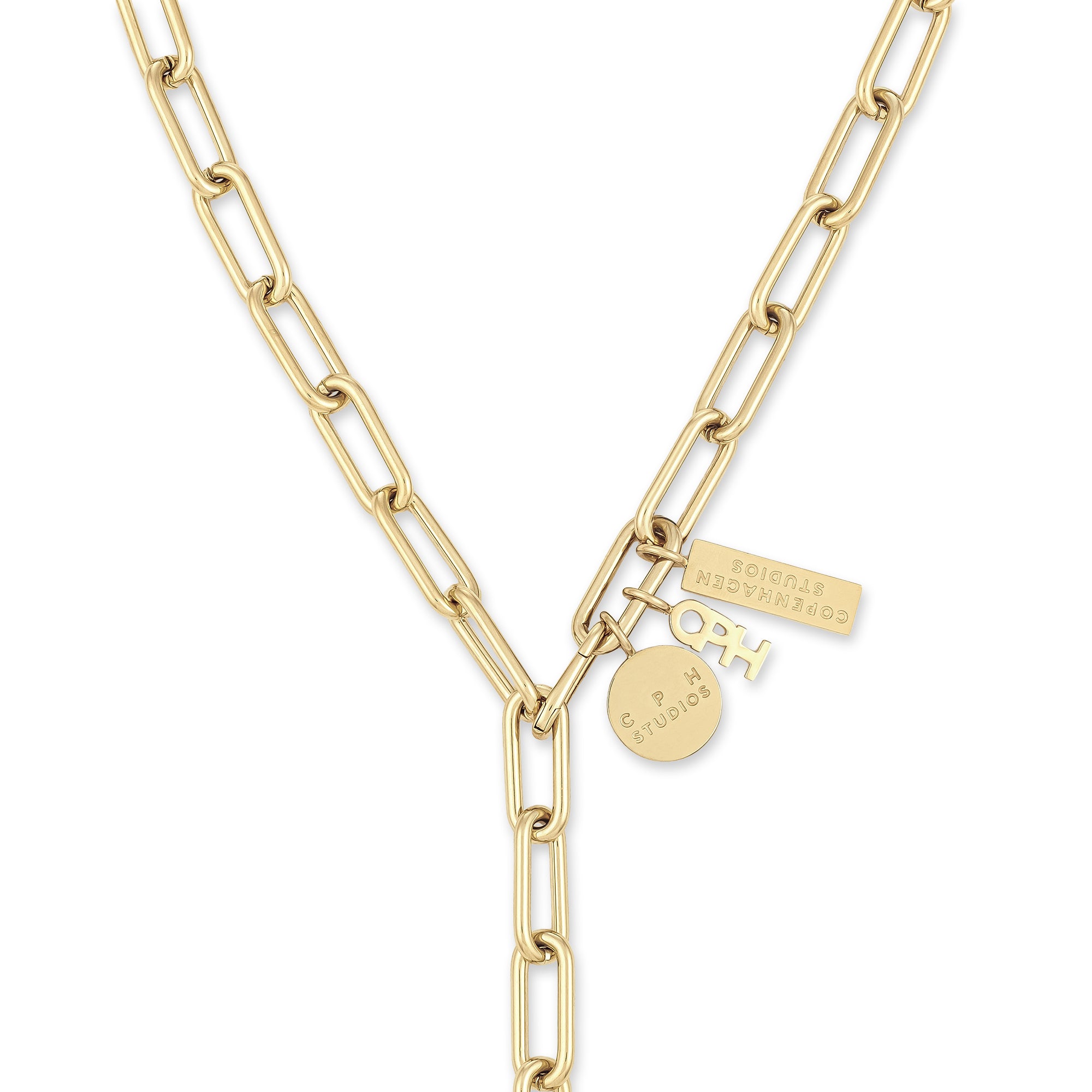 Das COPENHAGEN STUDIOS Halskette - Bold Set von Copenhagen Studios besteht aus einer Gliederkette mit drei eingravierten goldenen Anhängern - ein kühnes Statement, inspiriert von urbaner Eleganz.