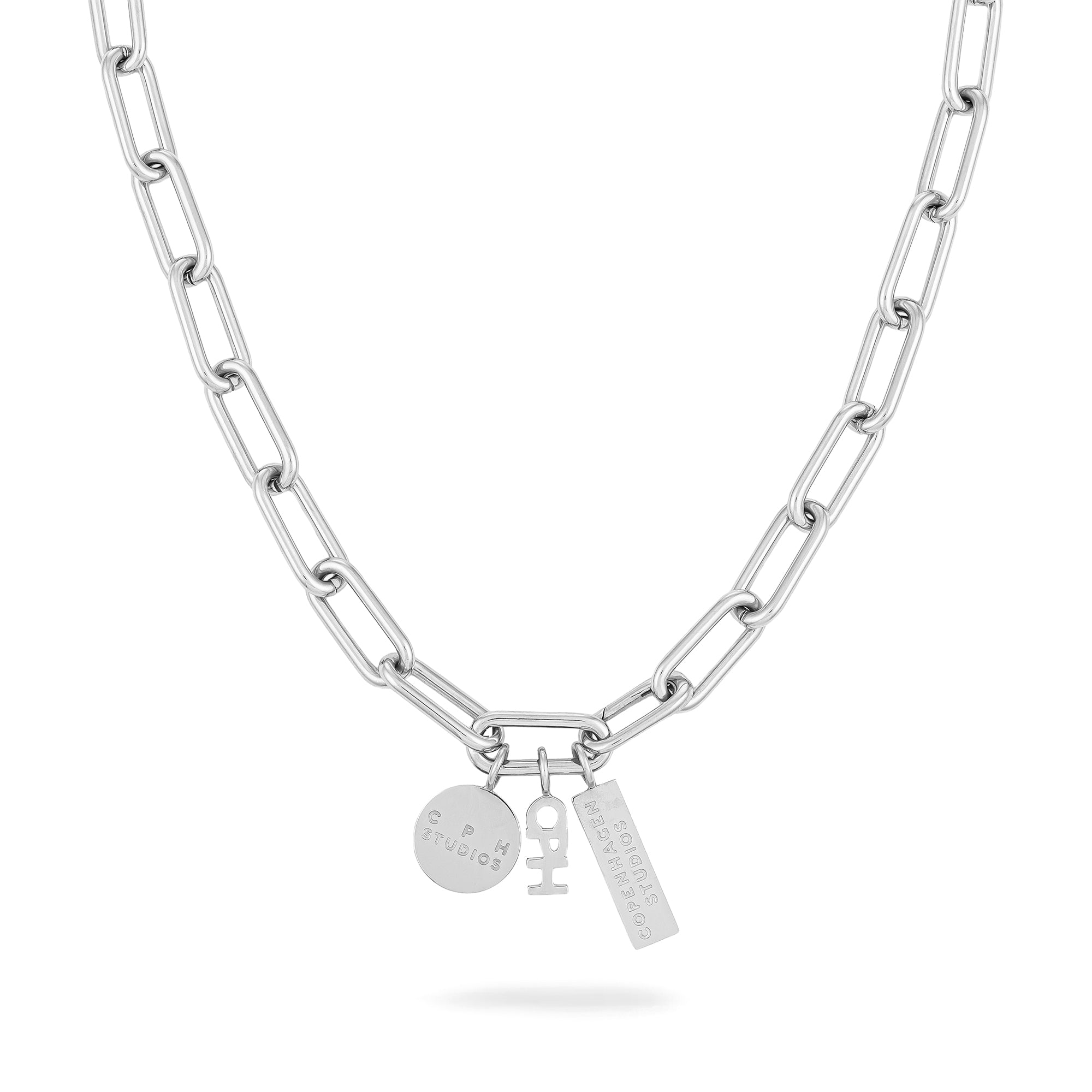 Die Halskette "Halskette - Bold Set" von Copenhagen Studios besteht aus drei Silberanhängern - einem runden, einem rechteckigen und einem schlüsselförmigen Anhänger - und ist damit ein elegantes Accessoire.