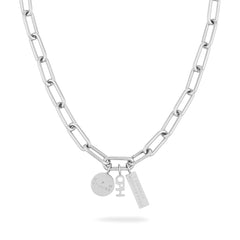 Die Halskette "Halskette - Bold Set" von Copenhagen Studios besteht aus drei Silberanhängern - einem runden, einem rechteckigen und einem schlüsselförmigen Anhänger - und ist damit ein elegantes Accessoire.