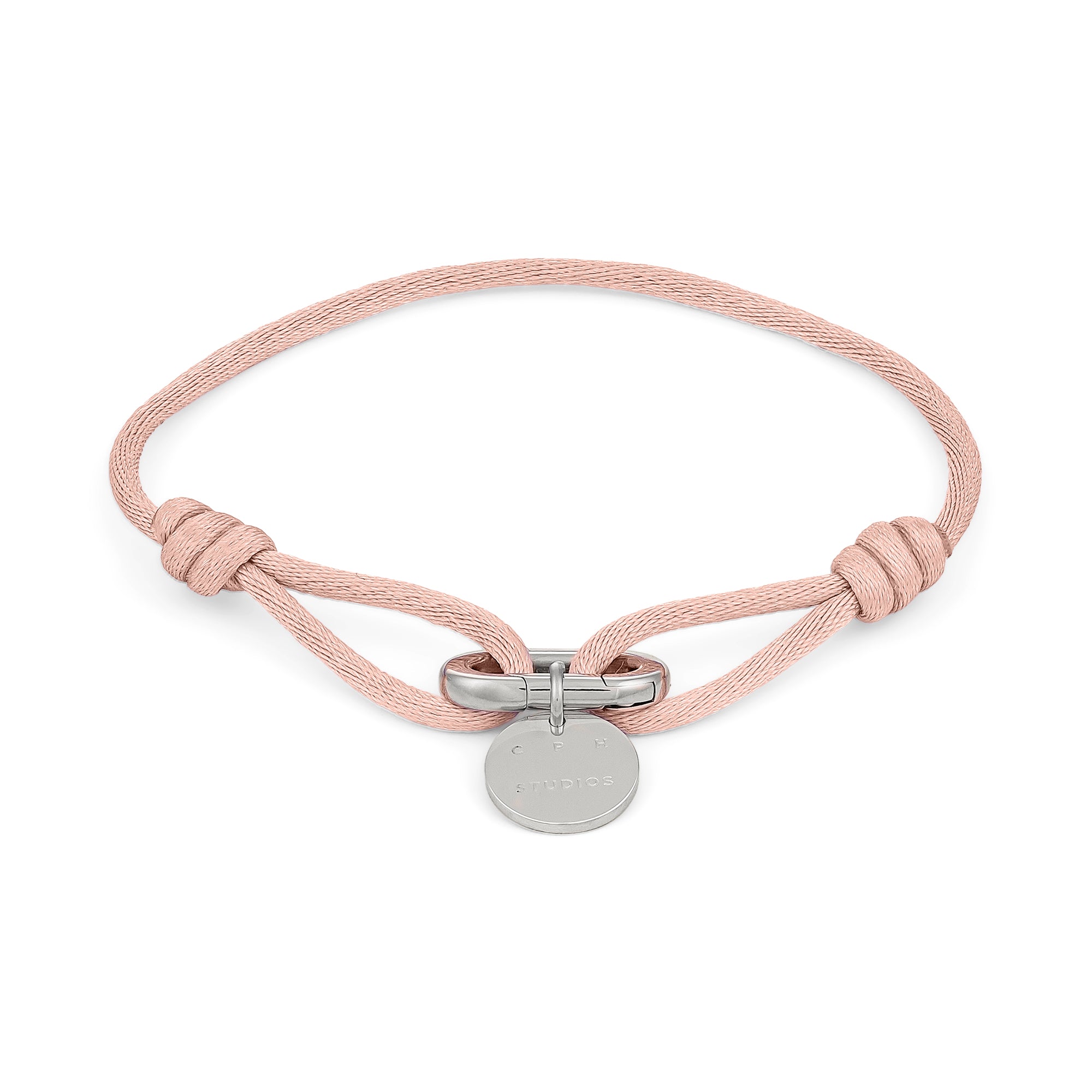 Das COPENHAGEN STUDIOS Armband - Fabric Link ist ein hellrosa Armband mit Stoffgliedern, einem runden Silberanhänger und einer kleinen Silberschließe in der Mitte von Copenhagen Studios.