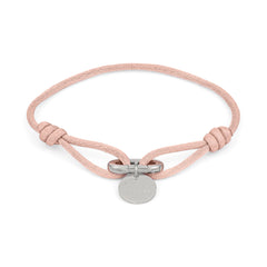 Das COPENHAGEN STUDIOS Armband - Fabric Link ist ein hellrosa Armband mit Stoffgliedern, einem runden Silberanhänger und einer kleinen Silberschließe in der Mitte von Copenhagen Studios.