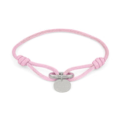 Das COPENHAGEN STUDIOS Armband - Fabric Link besteht aus rosafarbenen Stoffgliedern, einer silbernen Schließe und einem runden Anhänger mit der Gravur "Tropez" - ein schickes Accessoire von Copenhagen Studios für jedes Outfit.