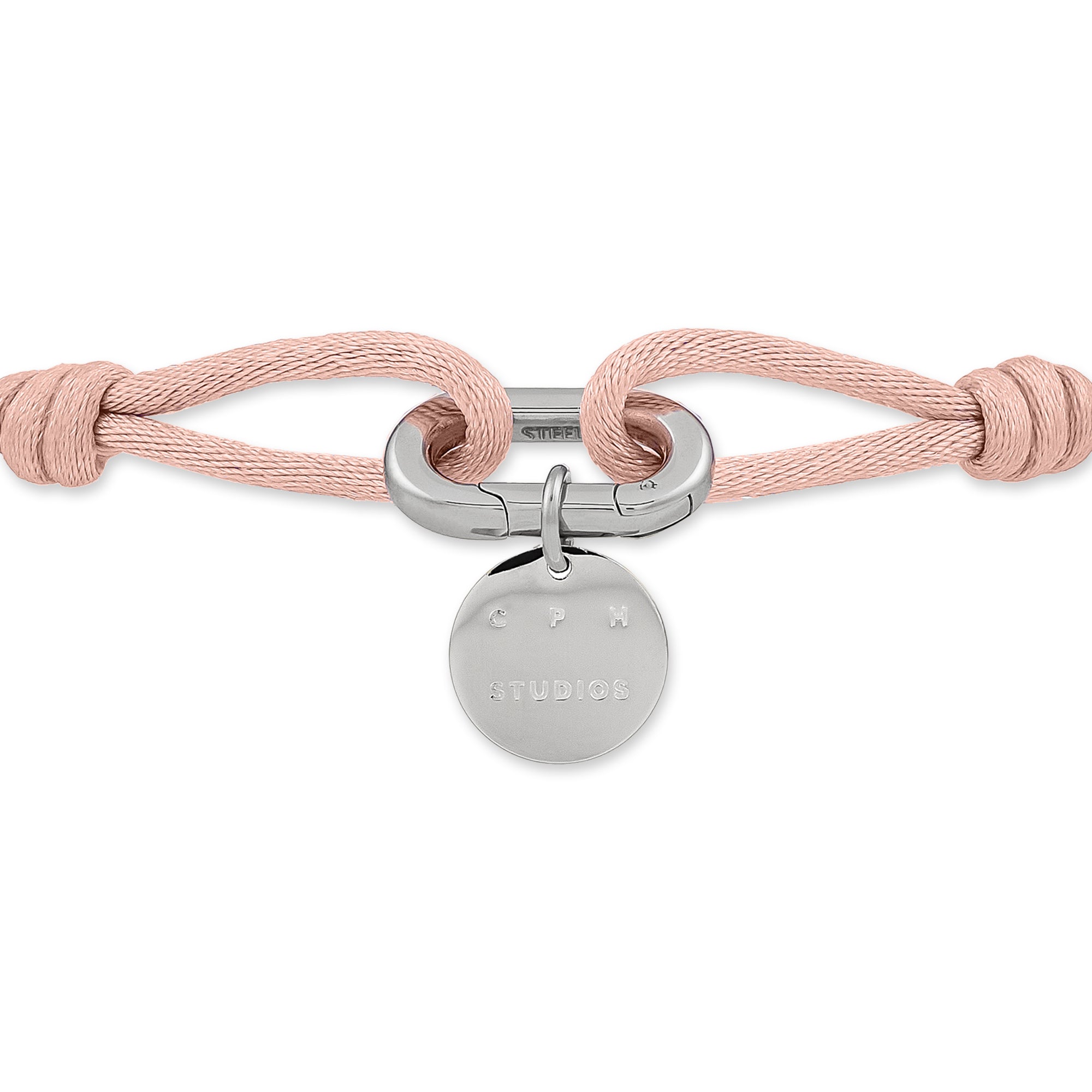 Das COPENHAGEN STUDIOS Armband - Fabric Link von Copenhagen Studios besteht aus einer rosafarbenen Kordel mit einem runden silbernen Anhänger und einem Verschluss, auf dem CPH STUDIO8 eingraviert ist - ein elegantes Armband, das vom charakteristischen Stil der Marke inspiriert ist.