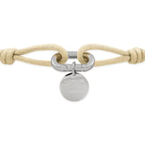 Das COPENHAGEN STUDIOS Armband - Fabric Link von Copenhagen Studios besteht aus einem beigen Stoffgliederarmband mit einem silbernen Verschluss und einem runden silbernen Anhänger mit der Gravur "COPENHAGEN STUDIOS".