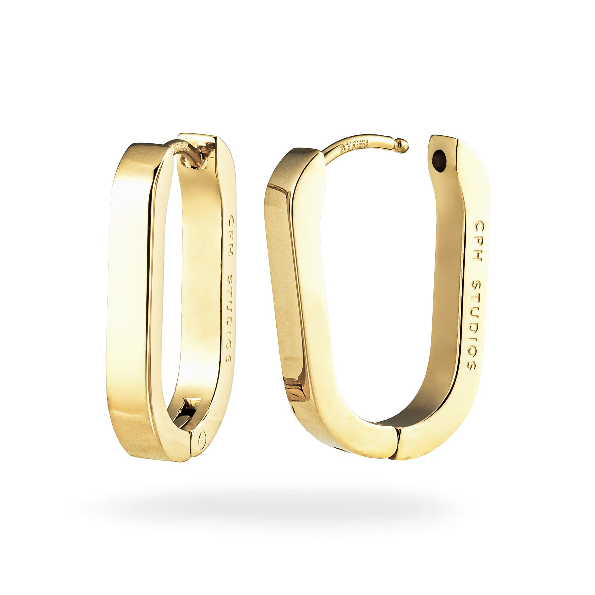 Ein Paar rechteckige goldene COPENHAGEN STUDIOS Creole - Bold Set Ohrringe von Copenhagen Studios mit eingraviertem Branding an den Seiten und minimalistischem Design auf weißem Hintergrund.