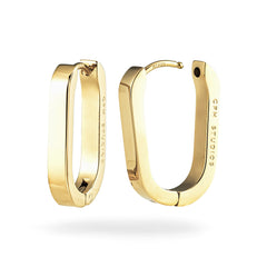 Ein Paar rechteckige goldene COPENHAGEN STUDIOS Creole - Bold Set Ohrringe von Copenhagen Studios mit eingraviertem Branding an den Seiten und minimalistischem Design auf weißem Hintergrund.
