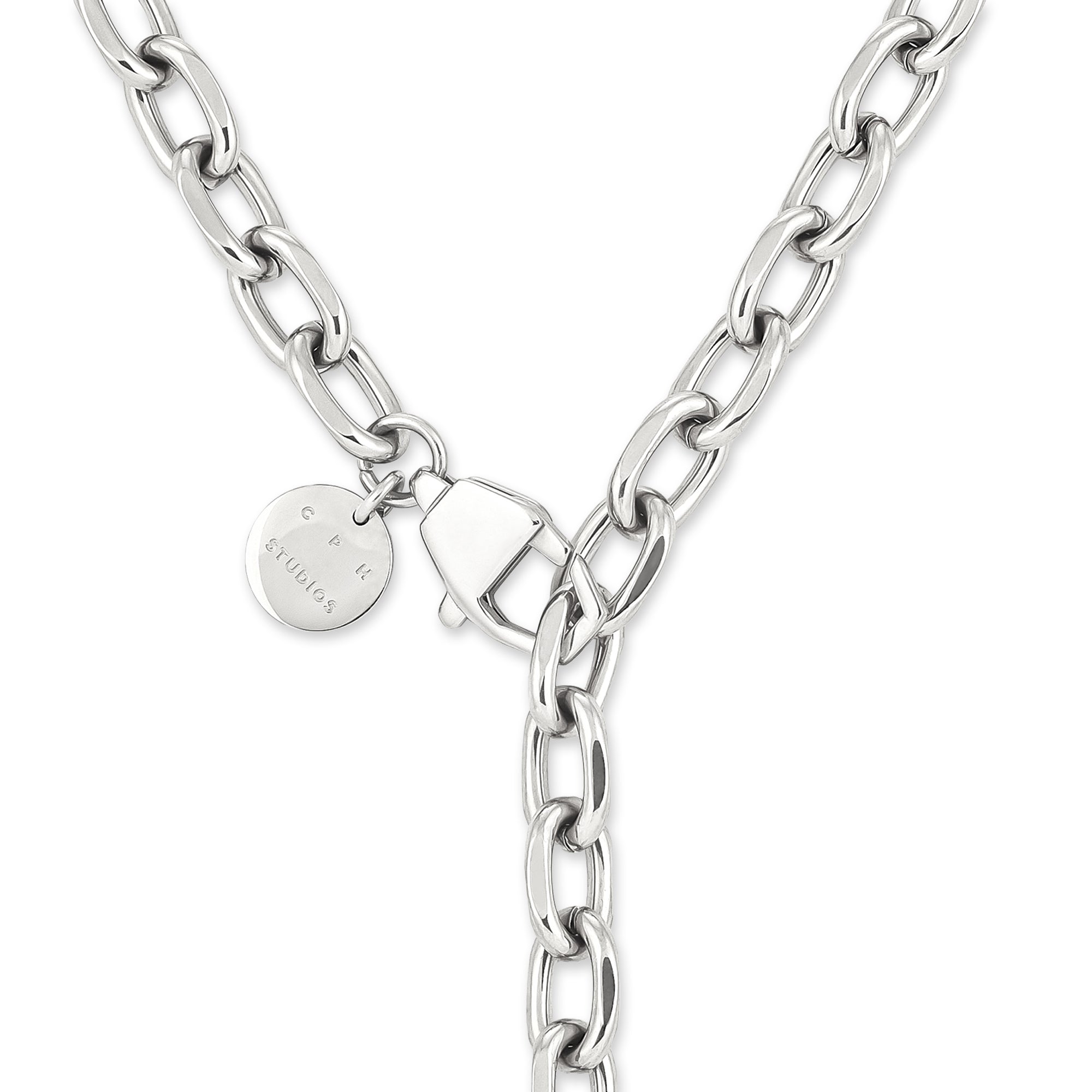 Nahaufnahme der COPENHAGEN STUDIOS Halskette - Basic Chains, einer silbernen Halskette mit dicken Gliedern und einem runden, eingravierten Anhänger von Copenhagen Studios, die perfekt ist, um Ihren Alltagslook aufzuwerten.