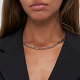 Eine Frau trägt einen schwarzen Blazer und die Halskette Copenhagen Studios - Basic Chains, die von den Schultern aufwärts gezeigt wird.