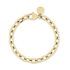 Das COPENHAGEN STUDIOS Armband - Basic Chains von Copenhagen Studios besteht aus ovalen Goldgliedern und einem runden Anhänger in der Nähe des Verschlusses - ein elegantes Accessoire, das Ihren Look subtil aufwertet. Auf weißem Hintergrund abgebildet.