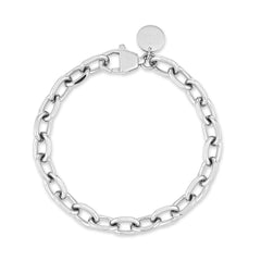 COPENHAGEN STUDIOS Armband - Basic Chains: Ein klobiges silbernes Gliederarmband mit einem runden Anhänger und Karabinerverschluss von Copenhagen Studios. Ein kühnes Statement auf weißem Hintergrund.