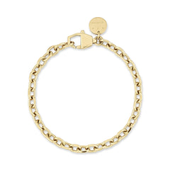 Das COPENHAGEN STUDIOS Armband - Basic Chains von Copenhagen Studios besteht aus einem klobigen Goldarmband mit einem runden, eingravierten Anhänger und einem Verschluss auf weißem Hintergrund.