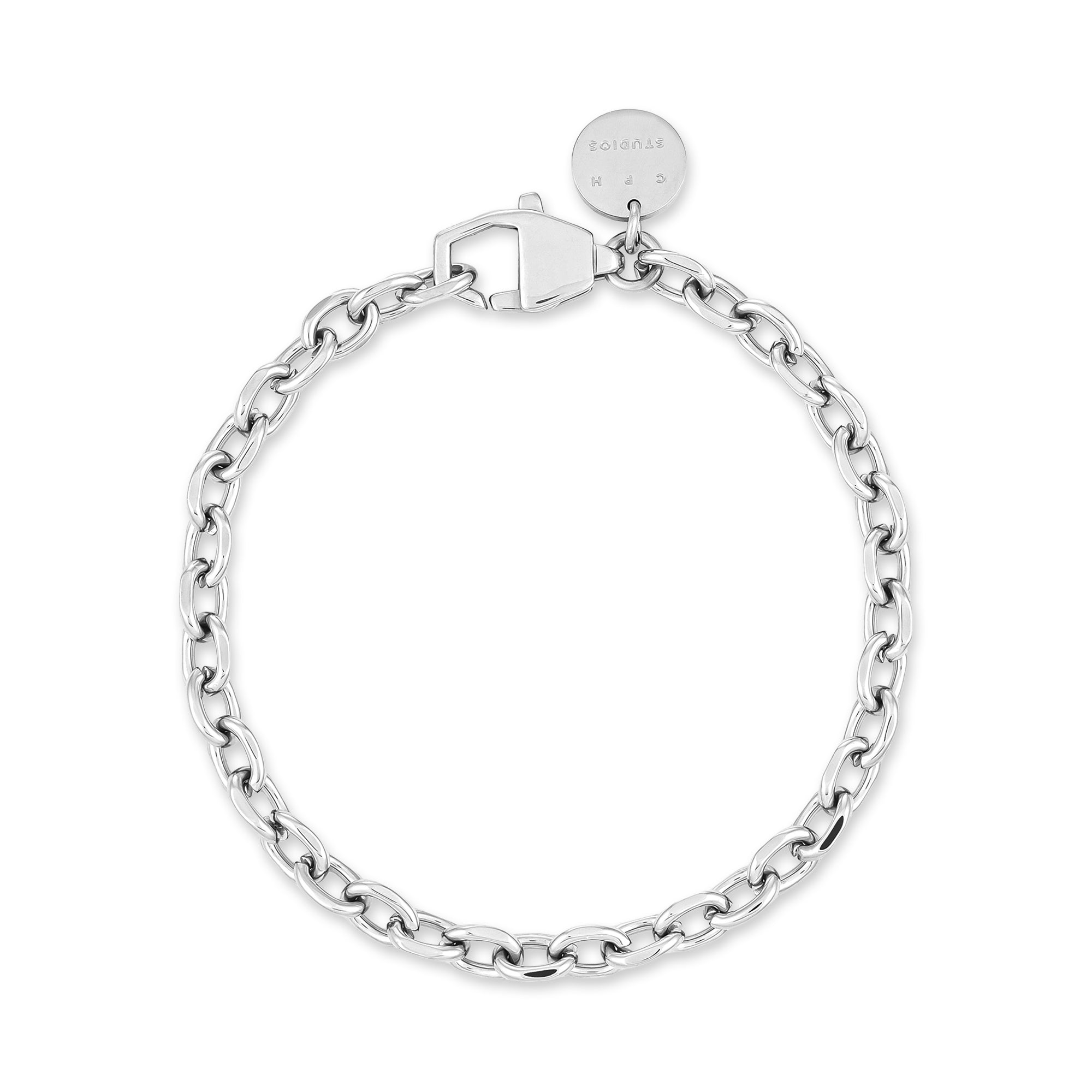 COPENHAGEN STUDIOS Armband - Basic Chains: ein kühnes, klobiges silbernes Gliederarmband mit rundem Anhänger und rechteckigem Verschluss von Copenhagen Studios auf weißem Grund.