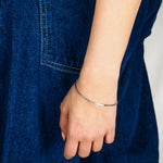 Silberfarbenes COPENHAGEN STUDIOS Edgy Fine Bracelet am Handgelenk getragen