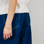 Goldfarbenes COPENHAGEN STUDIOS Edgy Fine Bracelet am Handgelenk getragen