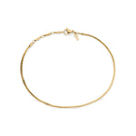 COPENHAGEN STUDIOS Edgy Fine Fußkette in Gold mit filigraner Gliederstruktur, Karabinerverschluss und Logo-Tag