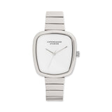 COPENHAGEN STUDIOS Armbanduhr - Curved Watch: eine Damenuhr von Copenhagen Studios mit silbernem Armband, abgerundetem, quadratischem Zifferblatt und minimalistischem, weißem Zifferblatt für elegante Schlichtheit.