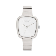 COPENHAGEN STUDIOS Armbanduhr - Curved Watch: eine Damenuhr von Copenhagen Studios mit silbernem Armband, abgerundetem, quadratischem Zifferblatt und minimalistischem, weißem Zifferblatt für elegante Schlichtheit.