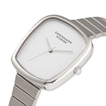Die COPENHAGEN STUDIOS Armbanduhr - Curved Watch ist eine minimalistische silberne Damenuhr mit einem quadratischen Zifferblatt und dem Copenhagen Studios Logo auf einem strahlend weißen Zifferblatt.