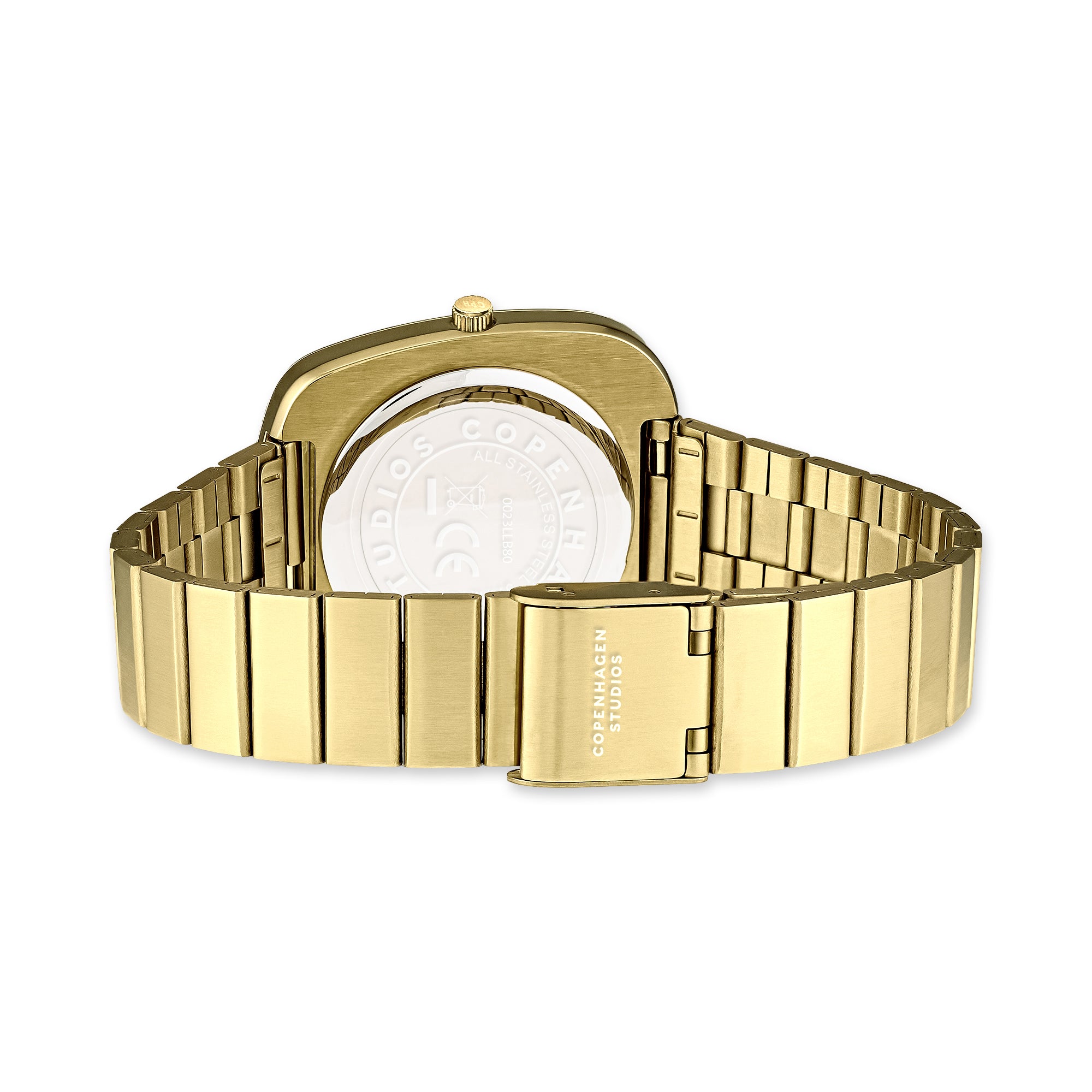 Die COPENHAGEN STUDIOS Curved Watch von Copenhagen Studios hat ein goldenes Metallgliederband, das von hinten mit einer offenen Schließe und einem sichtbaren Gehäuseboden gezeigt wird - eine elegante Mischung aus modernem Design für ein zeitloses Accessoire.