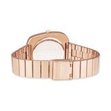 Die COPENHAGEN STUDIOS Armbanduhr - Curved Watch in Roségold verfügt über ein Gliederarmband aus Metall, das von der Rückseite mit sichtbarer Schließe und Gehäuseboden gezeigt wird - eine elegante Damenuhr von Copenhagen Studios.