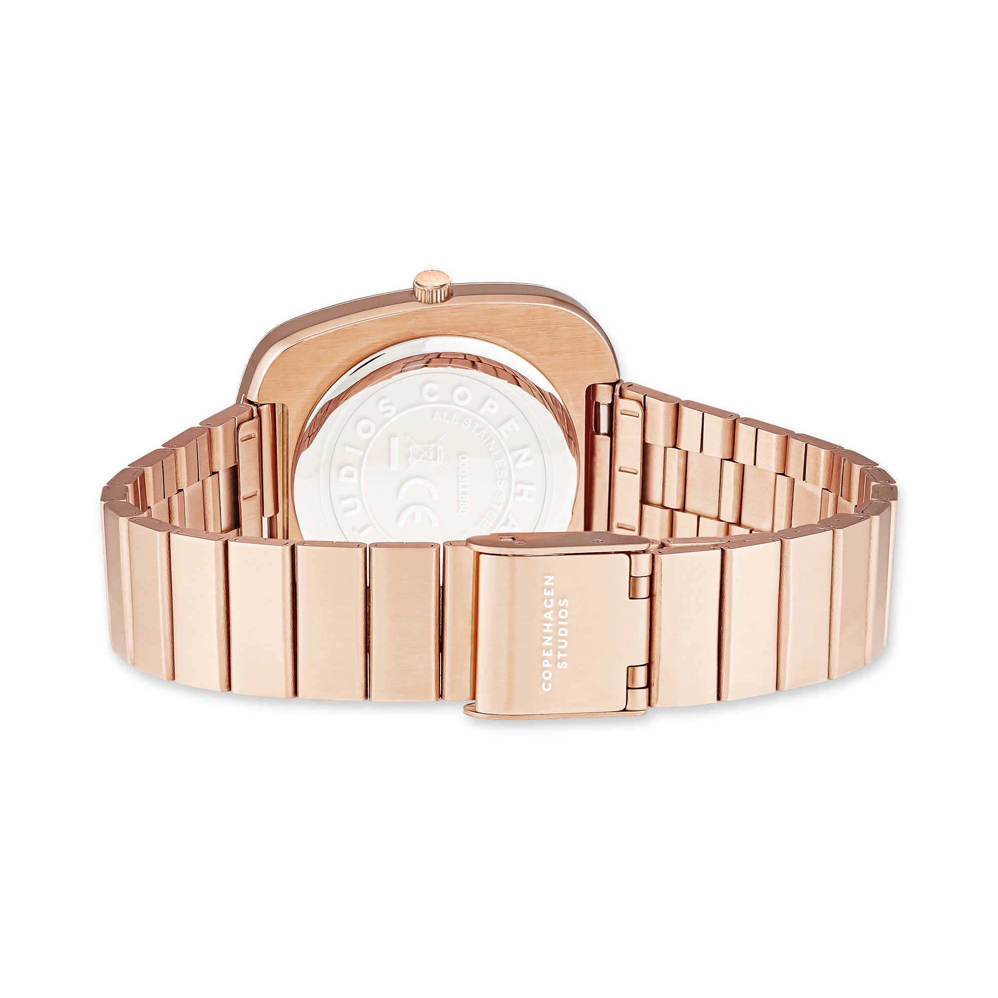 Die COPENHAGEN STUDIOS Armbanduhr - Curved Watch in Roségold verfügt über ein Gliederarmband aus Metall, das von der Rückseite mit sichtbarer Schließe und Gehäuseboden gezeigt wird - eine elegante Damenuhr von Copenhagen Studios.