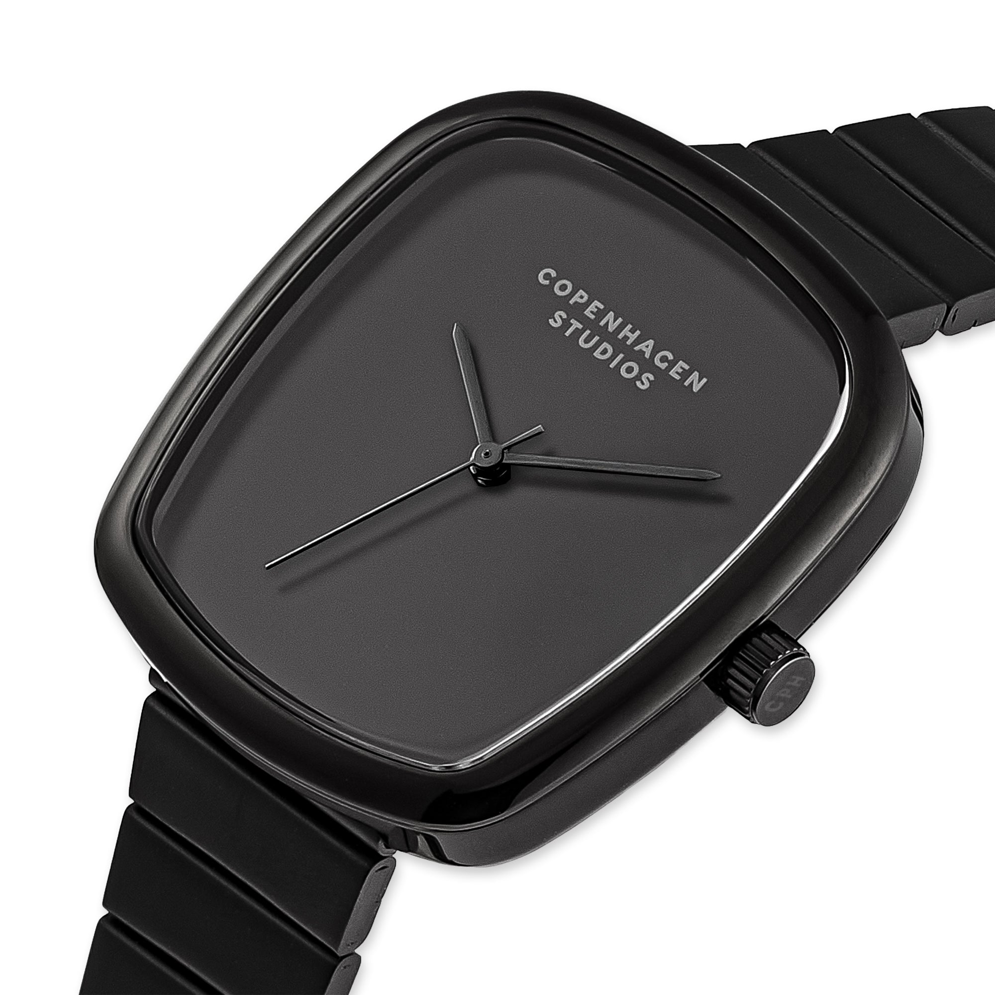 Minimalistische schwarze COPENHAGEN STUDIOS Armbanduhr - Curved Watch von Copenhagen Studios, mit quadratischem Zifferblatt und schlichtem Design mit Markenlogo auf dem Zifferblatt.