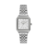 Elegante Uhr: Die COPENHAGEN STUDIOS Armbanduhr - Vintage Watch zeigt 10:09 auf einem silbernen, quadratischen Zifferblatt mit Metallarmband - ein stilvolles Accessoire von Copenhagen Studios.