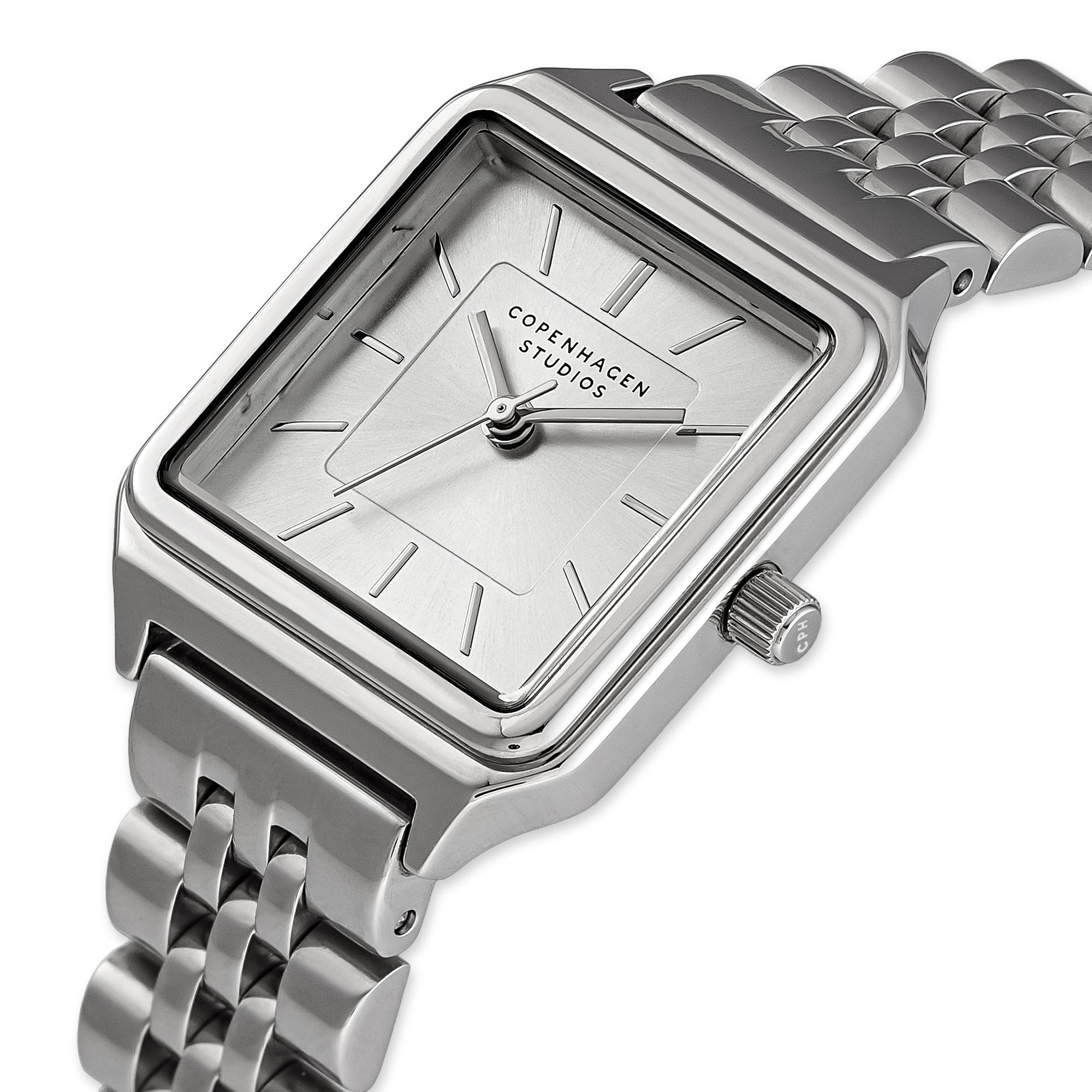 Die COPENHAGEN STUDIOS Armbanduhr - Vintage Watch von Copenhagen Studios verfügt über ein silbernes, rechteckiges Gehäuse, ein Metallgliederband und ein minimalistisches Zifferblatt - perfekt für alle, die Wert auf einen raffinierten Stil legen.