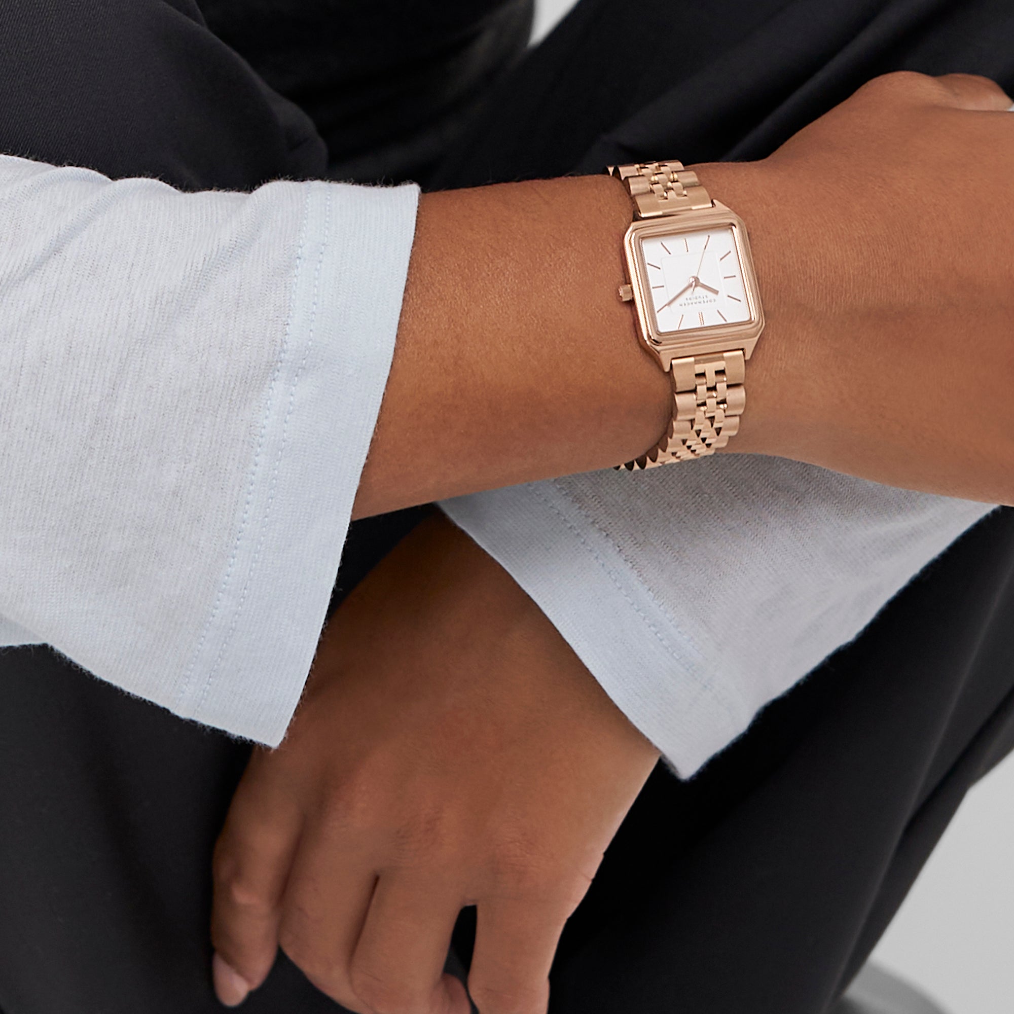Wenn jemand die COPENHAGEN STUDIOS Armbanduhr - Vintage Watch von Copenhagen Studios trägt und dabei den Arm auf das Knie legt, unterstreicht das den eleganten Vintage-Stil.