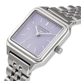Die COPENHAGEN STUDIOS Armbanduhr - Vintage Watch von Copenhagen Studios verfügt über ein quadratisches silbernes Gehäuse, ein lavendelfarbenes Zifferblatt und ein Metallgliederband, das elegant die Uhrzeit von 10:08 anzeigt.