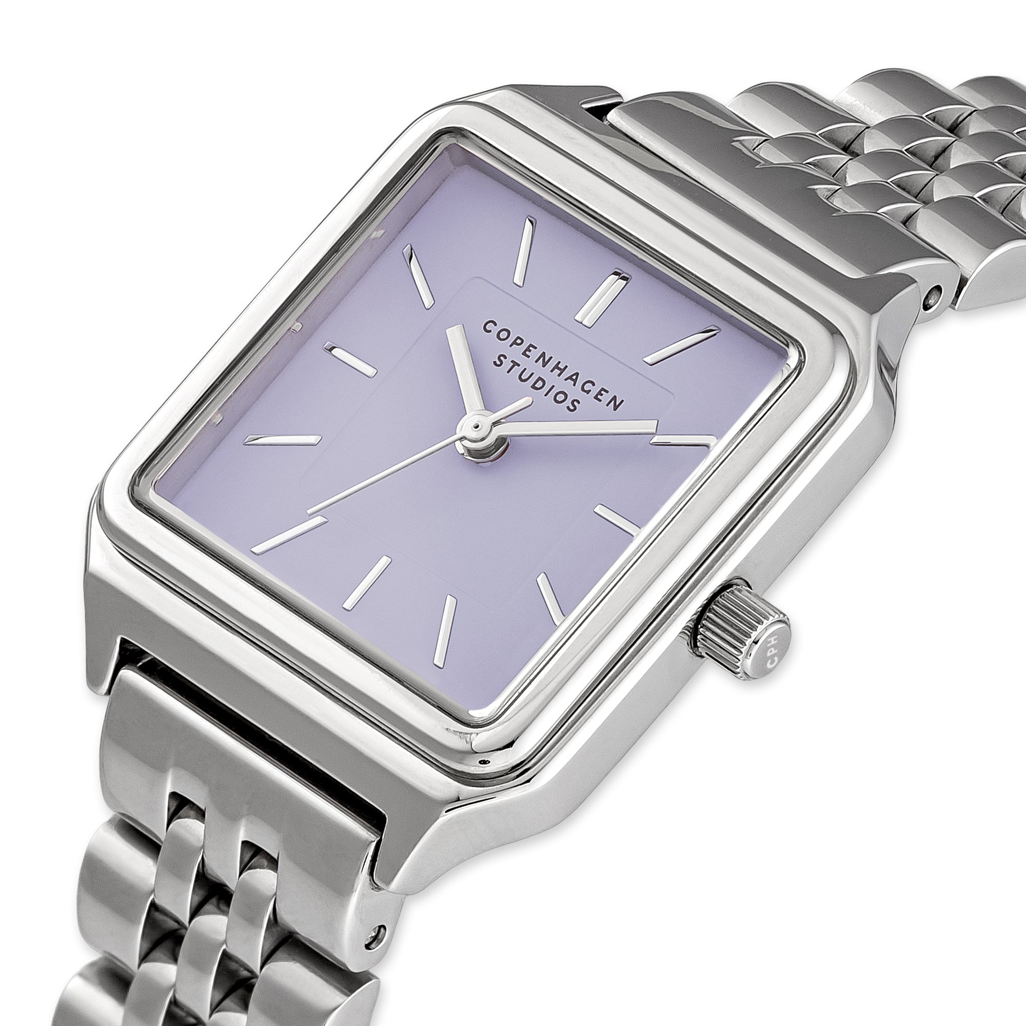 Die COPENHAGEN STUDIOS Armbanduhr - Vintage Watch von Copenhagen Studios verfügt über ein quadratisches silbernes Gehäuse, ein lavendelfarbenes Zifferblatt und ein Metallgliederband, das elegant die Uhrzeit von 10:08 anzeigt.