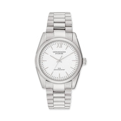 Die COPENHAGEN STUDIOS Armbanduhr - Round Watch von Copenhagen Studios hat ein silbernes Metallband, ein weißes Zifferblatt und minimale schwarze Markierungen - eine elegante Uhr mit der Anzeige 10:08.